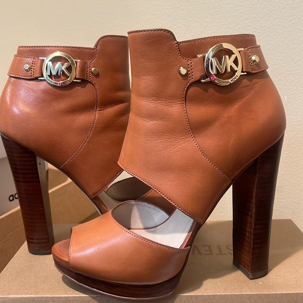 Michael (Michael Kors) leather luggage color size 7 1/2
